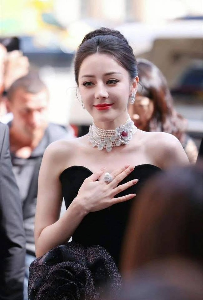 Drama căng đét: Địch Lệ Nhiệt Ba bị "phốt" đi trễ hàng tiếng đồng hồ, còn ra vẻ "mẹ thiên hạ" giữa sự kiện?- Ảnh 3.