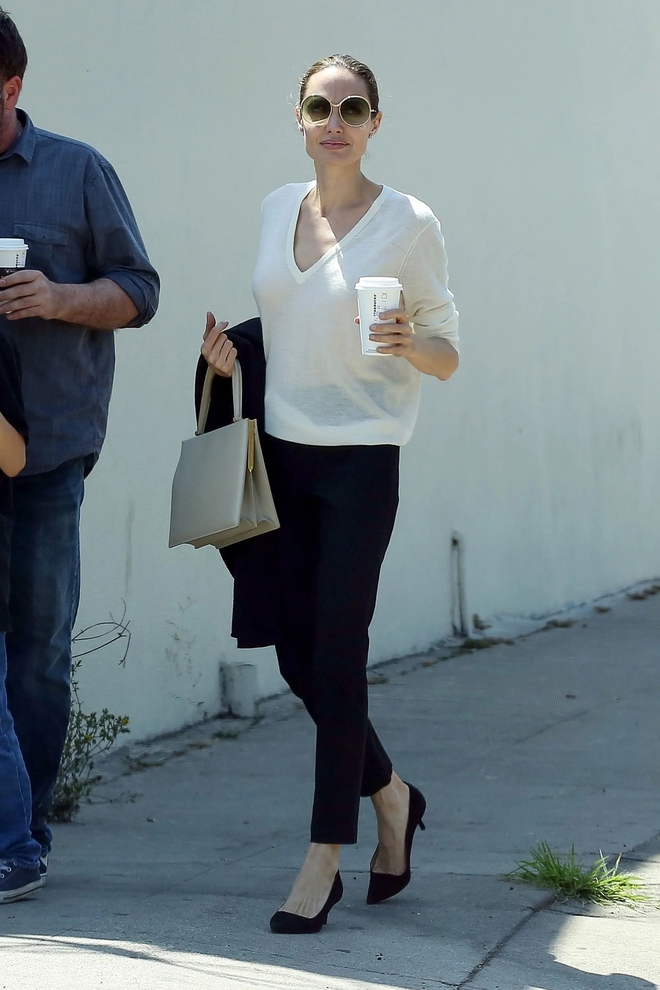 Angelina Jolie chỉ mê giày tối giản: Gợi ý 4 đôi dễ phối đồ, nâng tầm mọi kiểu trang phục cho phụ nữ trung niên- Ảnh 9.