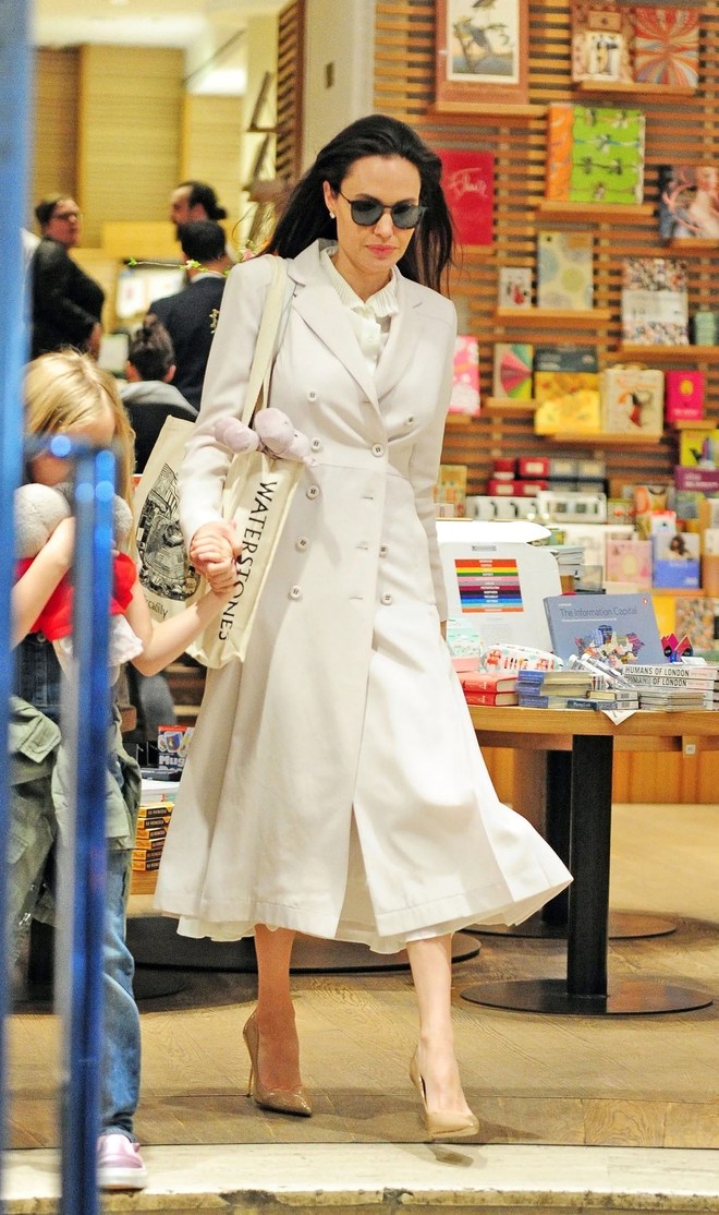 Angelina Jolie chỉ mê giày tối giản: Gợi ý 4 đôi dễ phối đồ, nâng tầm mọi kiểu trang phục cho phụ nữ trung niên- Ảnh 8.