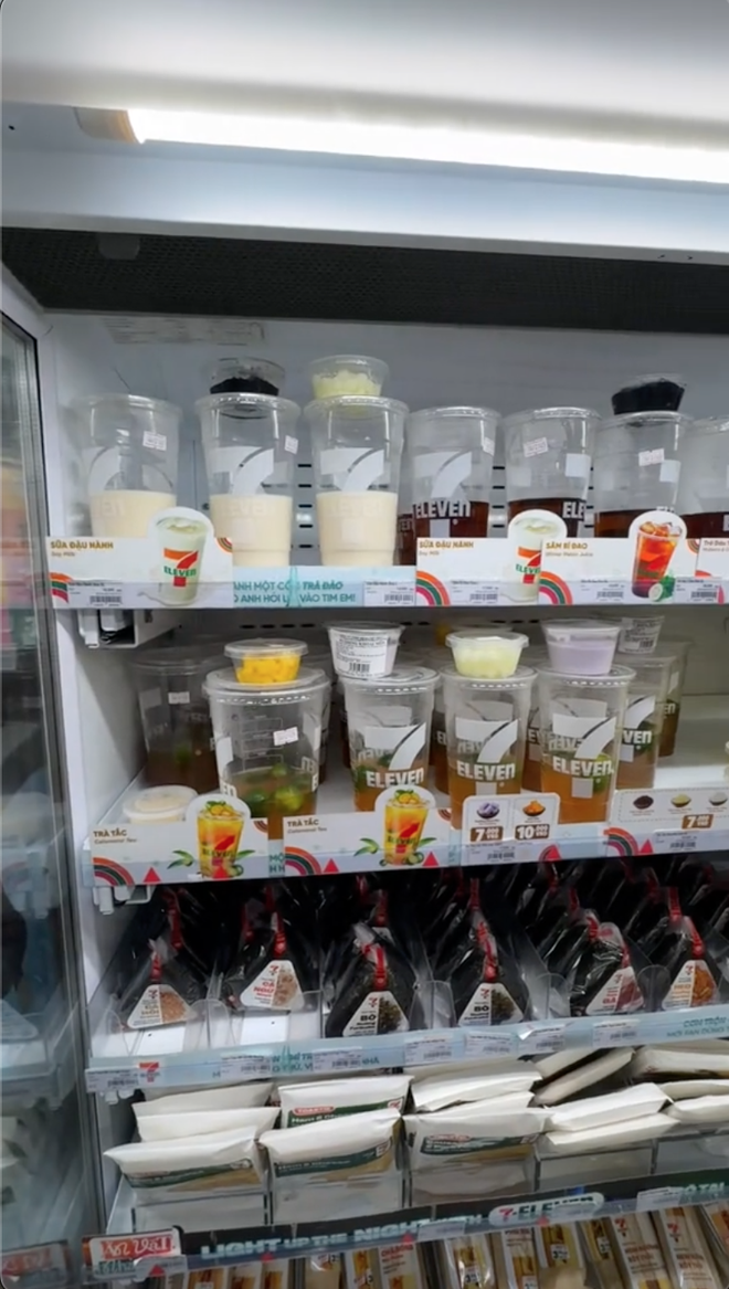 Du khách Thái lần đầu vào 7-Eleven tại Việt Nam: "Ở chỗ tôi không có những thứ này"- Ảnh 3. Du khách Thái lần đầu vào 7-Eleven tại Việt Nam: "Ở chỗ tôi không có những thứ này"- Ảnh 3.
