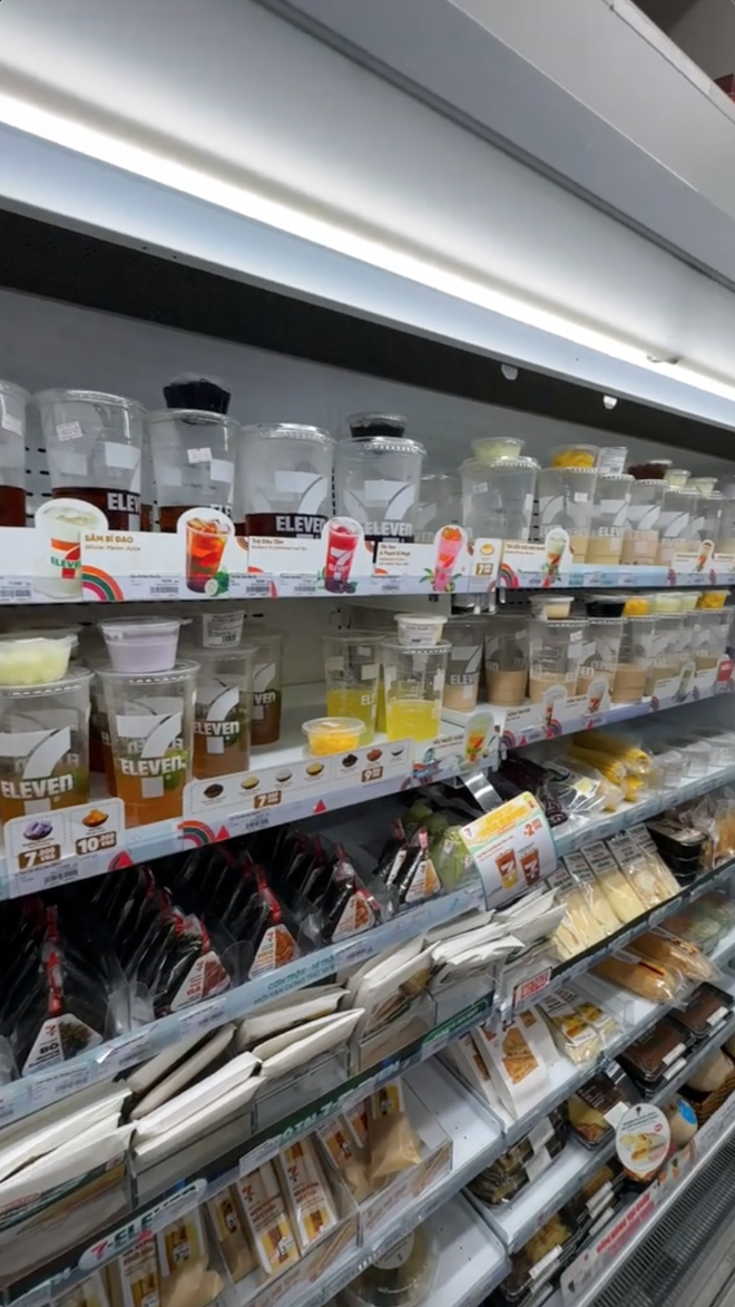 Du khách Thái lần đầu vào 7-Eleven tại Việt Nam: "Ở chỗ tôi không có những thứ này"- Ảnh 4. Du khách Thái lần đầu vào 7-Eleven tại Việt Nam: "Ở chỗ tôi không có những thứ này"- Ảnh 4.