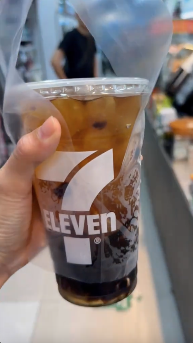 Du khách Thái lần đầu vào 7-Eleven tại Việt Nam: "Ở chỗ tôi không có những thứ này"- Ảnh 6. Du khách Thái lần đầu vào 7-Eleven tại Việt Nam: "Ở chỗ tôi không có những thứ này"- Ảnh 6.