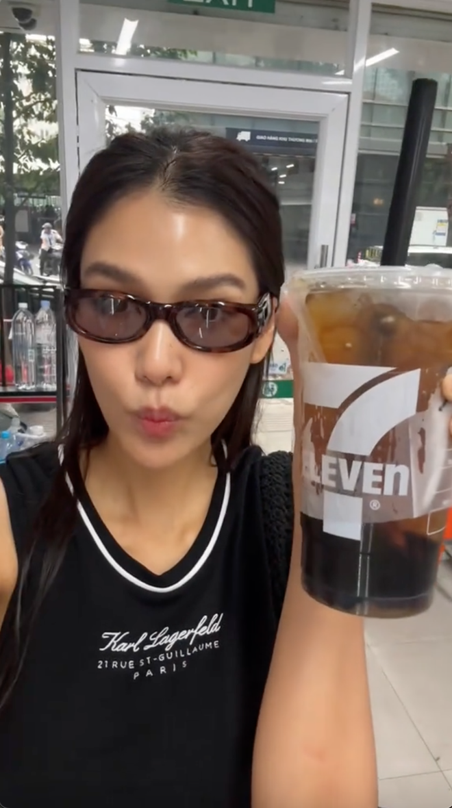 Du khách Thái lần đầu vào 7-Eleven tại Việt Nam: "Ở chỗ tôi không có những thứ này"- Ảnh 7. Du khách Thái lần đầu vào 7-Eleven tại Việt Nam: "Ở chỗ tôi không có những thứ này"- Ảnh 7.