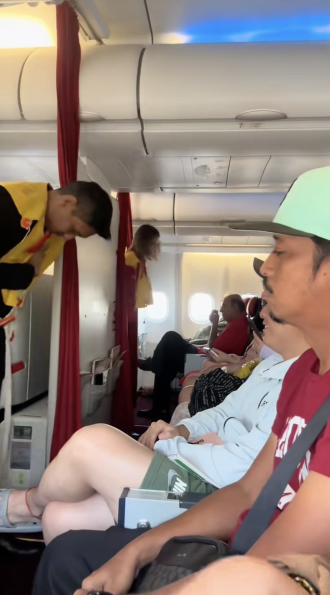 Hành khách làm chuyện “khó đỡ” trên máy bay khiến nam tiếp viên phải cắn răng để giữ bình tĩnh - Ảnh 3.