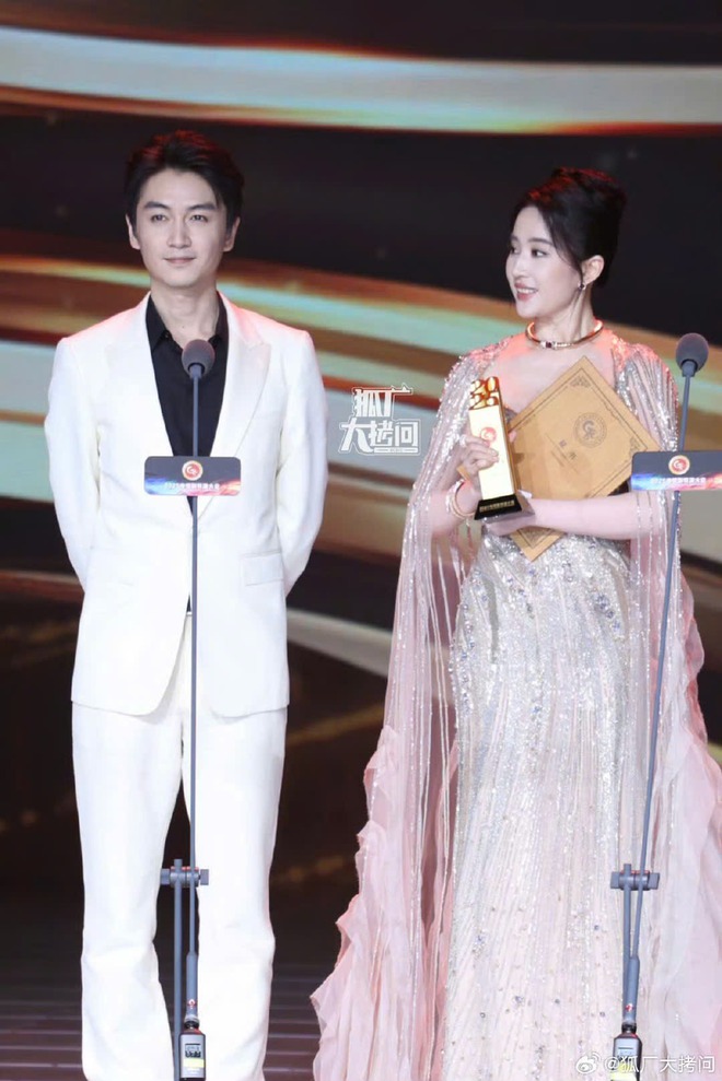 Lưu Diệc Phi - Trần Hiểu bị tố ngoại tình, giờ mới lòi "tiểu tam" khiến "Dương Quá - Tiểu Long Nữ" ly hôn sốc?- Ảnh 10. Lưu Diệc Phi - Trần Hiểu bị tố ngoại tình, giờ mới lòi "tiểu tam" khiến "Dương Quá - Tiểu Long Nữ" ly hôn sốc?- Ảnh 10.