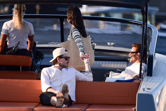 Paparazzi bắt gặp vợ chồng con cả nhà Beckham tay trong tay ở bến tàu, giữa lúc bị 2 em trai "block"- Ảnh 4. Paparazzi bắt gặp vợ chồng con cả nhà Beckham tay trong tay ở bến tàu, giữa lúc bị 2 em trai "block"- Ảnh 4.