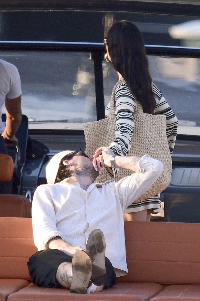 Paparazzi bắt gặp vợ chồng con cả nhà Beckham tay trong tay ở bến tàu, giữa lúc bị 2 em trai "block"- Ảnh 5. Paparazzi bắt gặp vợ chồng con cả nhà Beckham tay trong tay ở bến tàu, giữa lúc bị 2 em trai "block"- Ảnh 5.