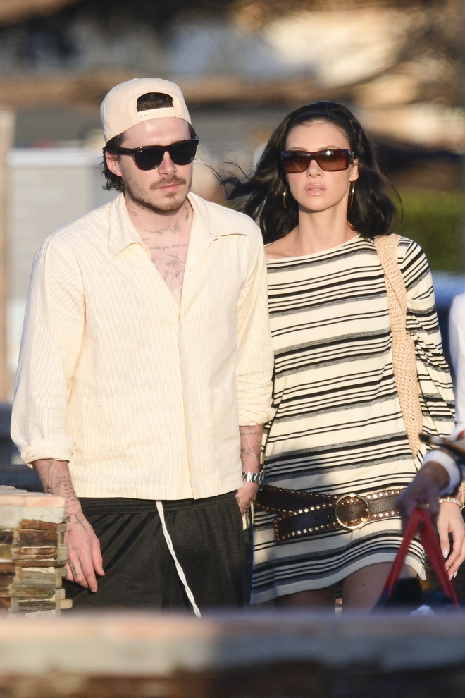 Paparazzi bắt gặp vợ chồng con cả nhà Beckham tay trong tay ở bến tàu, giữa lúc bị 2 em trai "block"- Ảnh 3. Paparazzi bắt gặp vợ chồng con cả nhà Beckham tay trong tay ở bến tàu, giữa lúc bị 2 em trai "block"- Ảnh 3.