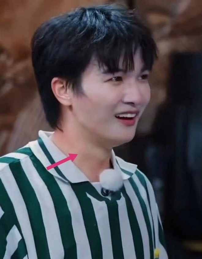 Kinh hãi clip 1 nam ca sĩ 9X bị kéo lê, siết cổ trong show truyền hình- Ảnh 3.