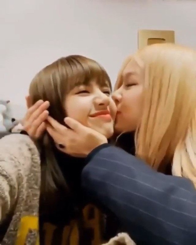 BLACKPINK sang Mỹ bạo hẳn: Rosé - Lisa trao nụ hôn tình tứ, người xem ngượng chín mặt!- Ảnh 12. BLACKPINK sang Mỹ bạo hẳn: Rosé - Lisa trao nụ hôn tình tứ, người xem ngượng chín mặt!- Ảnh 12.
