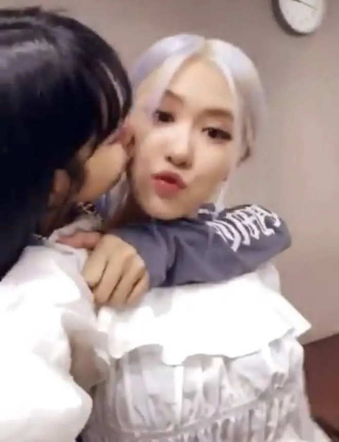 BLACKPINK sang Mỹ bạo hẳn: Rosé - Lisa trao nụ hôn tình tứ, người xem ngượng chín mặt!- Ảnh 13. BLACKPINK sang Mỹ bạo hẳn: Rosé - Lisa trao nụ hôn tình tứ, người xem ngượng chín mặt!- Ảnh 13.