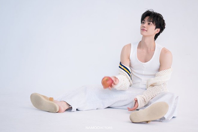 Tài tử Hàn Quốc khoe bờ vai cực "khủng" nhờ chăm nâng tạ, V (BTS) cũng lép vế khi đứng cạnh- Ảnh 5. Tài tử Hàn Quốc khoe bờ vai cực "khủng" nhờ chăm nâng tạ, V (BTS) cũng lép vế khi đứng cạnh- Ảnh 5.