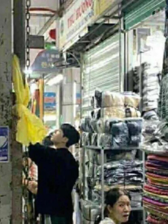 Cặp trai đẹp BTS "sững người" khi bị người đàn ông lạ làm 1 việc tại Đà Nẵng- Ảnh 6.