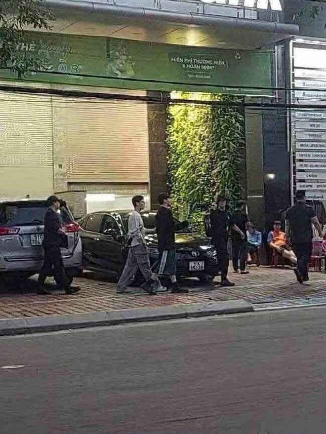 Cặp trai đẹp BTS "sững người" khi bị người đàn ông lạ làm 1 việc tại Đà Nẵng- Ảnh 7.
