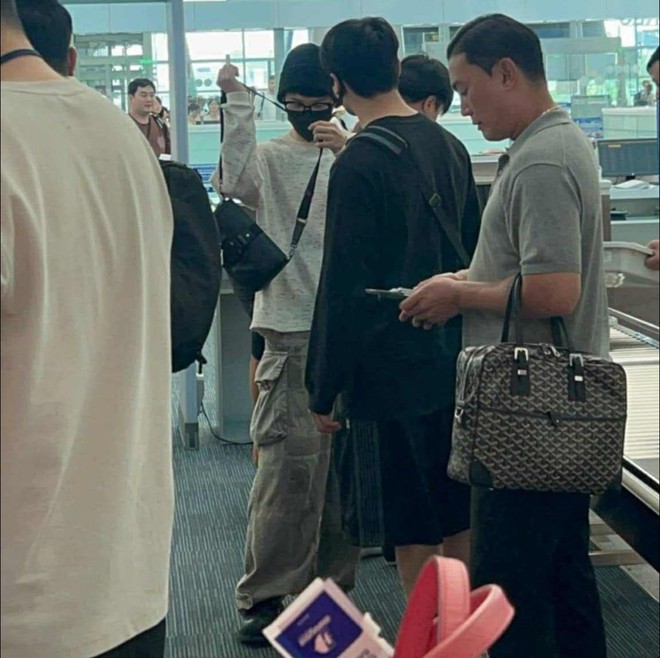 Cặp trai đẹp BTS "sững người" khi bị người đàn ông lạ làm 1 việc tại Đà Nẵng- Ảnh 13.