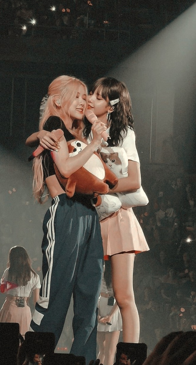 BLACKPINK sang Mỹ bạo hẳn: Rosé - Lisa trao nụ hôn tình tứ, người xem ngượng chín mặt!- Ảnh 9. BLACKPINK sang Mỹ bạo hẳn: Rosé - Lisa trao nụ hôn tình tứ, người xem ngượng chín mặt!- Ảnh 9.
