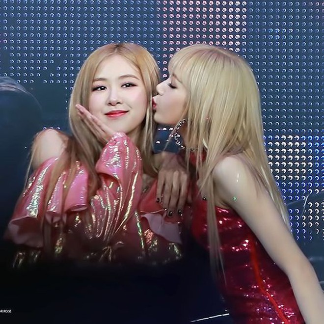 BLACKPINK sang Mỹ bạo hẳn: Rosé - Lisa trao nụ hôn tình tứ, người xem ngượng chín mặt!- Ảnh 7. BLACKPINK sang Mỹ bạo hẳn: Rosé - Lisa trao nụ hôn tình tứ, người xem ngượng chín mặt!- Ảnh 7.