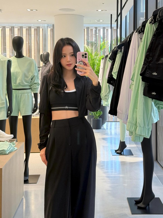 Jisoo mặc đồ tập lên trình diễn, không một ai chê!- Ảnh 6. Jisoo mặc đồ tập lên trình diễn, không một ai chê!- Ảnh 6.