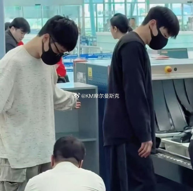 Cặp trai đẹp BTS "sững người" khi bị người đàn ông lạ làm 1 việc tại Đà Nẵng- Ảnh 12.