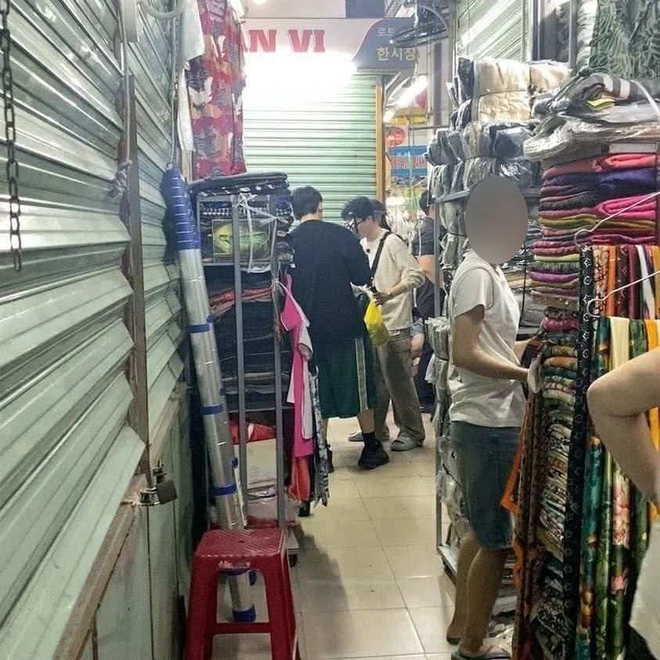 Cặp trai đẹp BTS "sững người" khi bị người đàn ông lạ làm 1 việc tại Đà Nẵng- Ảnh 4.