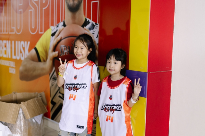 Gặp Trương Twins "đi dạy thêm" ở trại hè TP. HCM, nhan sắc ít son phấn vẫn nổi bật- Ảnh 8. Gặp Trương Twins "đi dạy thêm" ở trại hè TP. HCM, nhan sắc ít son phấn vẫn nổi bật- Ảnh 8.