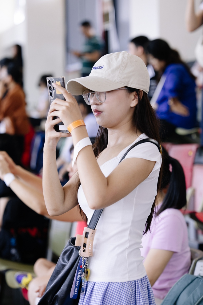 Gặp Trương Twins "đi dạy thêm" ở trại hè TP. HCM, nhan sắc ít son phấn vẫn nổi bật- Ảnh 10. Gặp Trương Twins "đi dạy thêm" ở trại hè TP. HCM, nhan sắc ít son phấn vẫn nổi bật- Ảnh 10.
