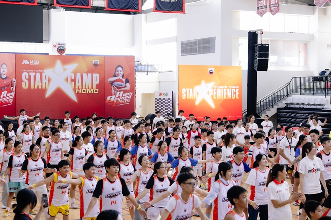 Gặp Trương Twins "đi dạy thêm" ở trại hè TP. HCM, nhan sắc ít son phấn vẫn nổi bật- Ảnh 1. Gặp Trương Twins "đi dạy thêm" ở trại hè TP. HCM, nhan sắc ít son phấn vẫn nổi bật- Ảnh 1.