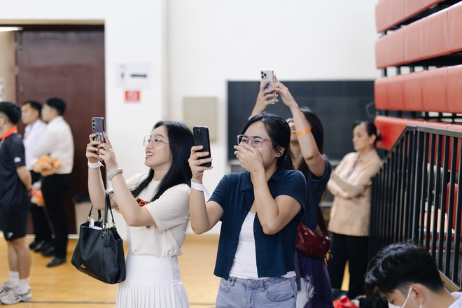 Gặp Trương Twins "đi dạy thêm" ở trại hè TP. HCM, nhan sắc ít son phấn vẫn nổi bật- Ảnh 11. Gặp Trương Twins "đi dạy thêm" ở trại hè TP. HCM, nhan sắc ít son phấn vẫn nổi bật- Ảnh 11.