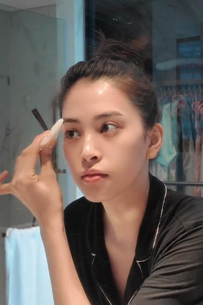 Tiểu Vy khoe clip bể bơi nhưng có thứ còn gây chú ý hơn cả bikini- Ảnh 4.