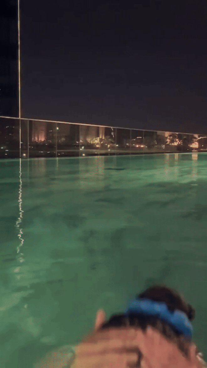 Tiểu Vy khoe clip bể bơi nhưng có thứ còn gây chú ý hơn cả bikini- Ảnh 1.