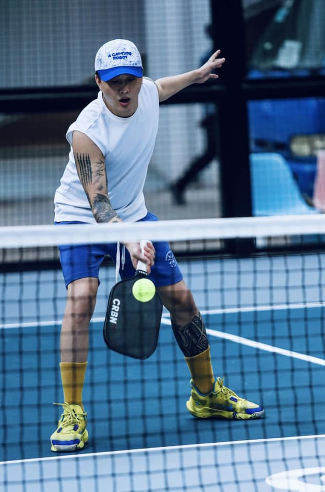 TiTi (HKT) xoay vợt pickleball như xoay mic "nghệ cả củ" nhưng bị chê màu mè- Ảnh 3.