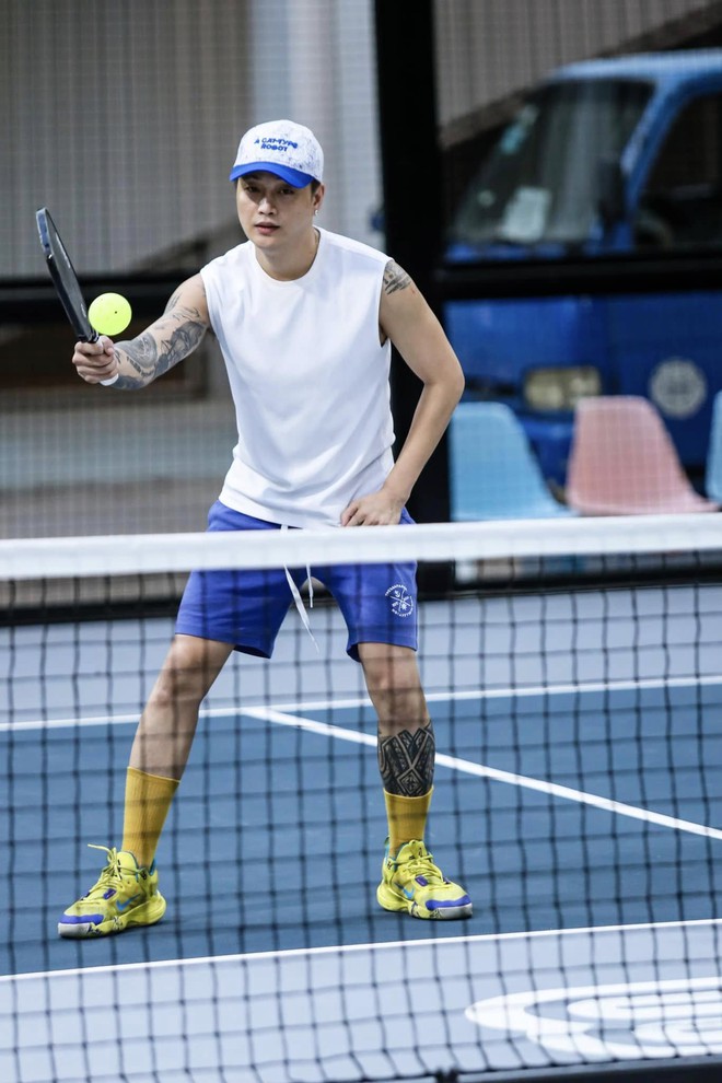 TiTi (HKT) xoay vợt pickleball như xoay mic "nghệ cả củ" nhưng bị chê màu mè- Ảnh 5.