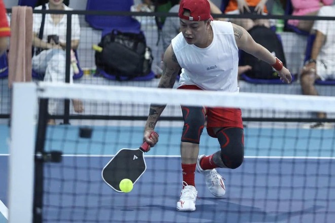 TiTi (HKT) xoay vợt pickleball như xoay mic "nghệ cả củ" nhưng bị chê màu mè- Ảnh 4.