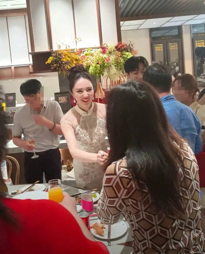 Mỹ nhân bỏ chồng vướng bê bối tình dục bí mật làm đám cưới với "hồng hài nhi" kém 9 tuổi- Ảnh 2.