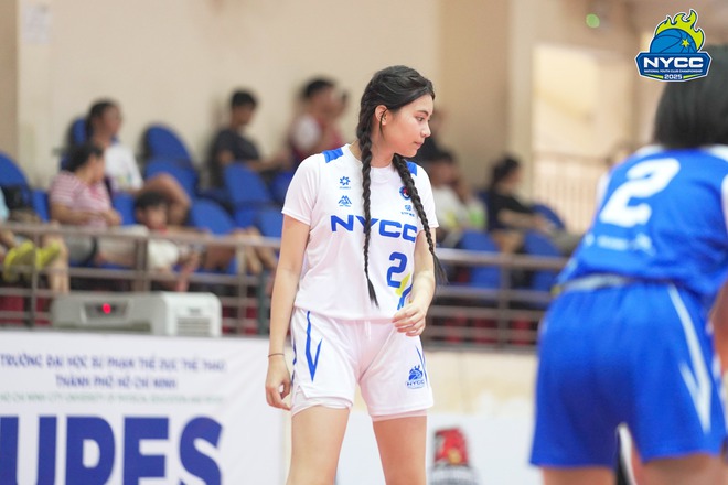 Ái nữ nhà MC Quyền Linh chiếm spotlight trên sân bóng rổ: Nhan sắc “cam thường” có đỉnh như ảnh tự đăng?- Ảnh 3.