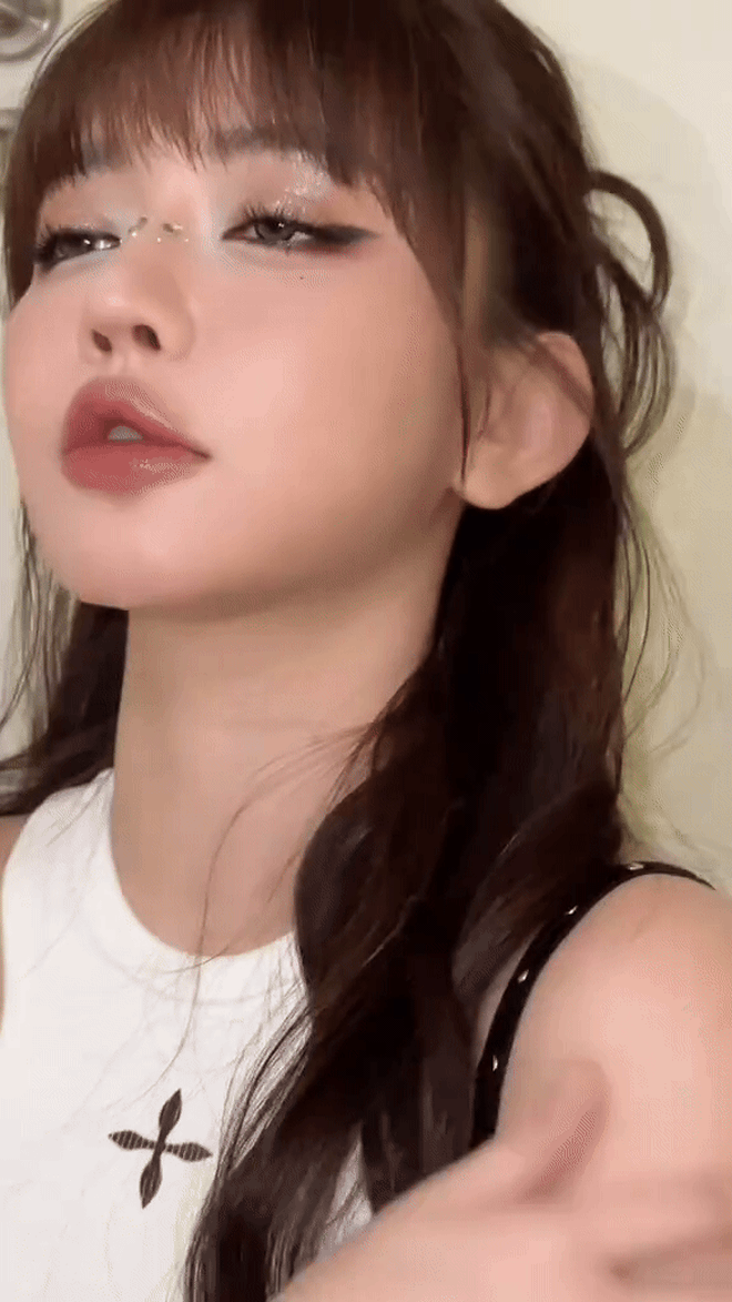 Bích Phương lần này lạ quá, hao hao hết người này đến người khác- Ảnh 2. Bích Phương lần này lạ quá, hao hao hết người này đến người khác- Ảnh 2.