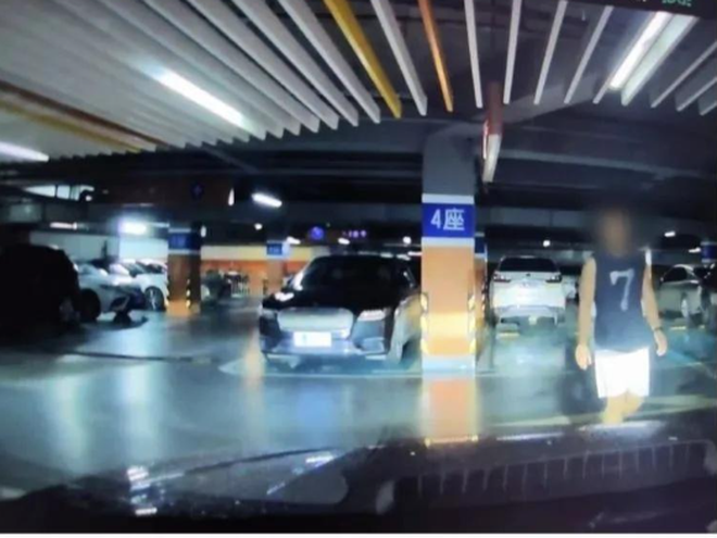 Giám đốc ngân hàng tố vợ ngoại tình với HLV thể hình, công khai "bằng chứng" từ camera gắn trên ô tô- Ảnh 4.