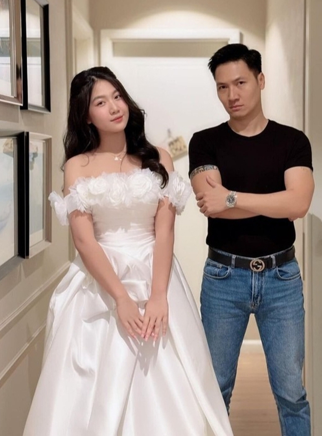 "Bé Chíp" con gái diễn viên Mạnh Trường: Tuổi 16 xinh như hoa, tóc mây bồng bềnh chuẩn tiểu công chúa- Ảnh 2.
