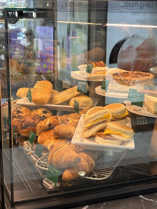 Cảnh tượng bất ngờ xảy ra trong ngày khai trương Starbucks mới sau khi từ bỏ mặt bằng cũ gần 1 tỷ/tháng- Ảnh 12.
