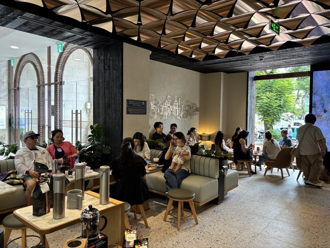 Cảnh tượng bất ngờ xảy ra trong ngày khai trương Starbucks mới sau khi từ bỏ mặt bằng cũ gần 1 tỷ/tháng- Ảnh 3.