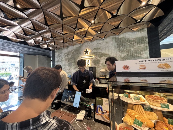 Cảnh tượng bất ngờ xảy ra trong ngày khai trương Starbucks mới sau khi từ bỏ mặt bằng cũ gần 1 tỷ/tháng- Ảnh 10.
