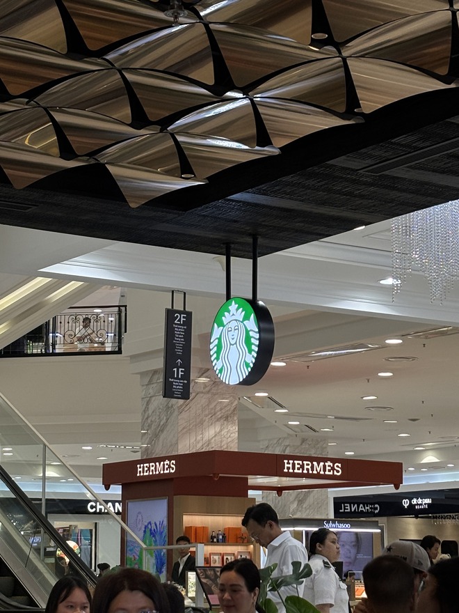 Cảnh tượng bất ngờ xảy ra trong ngày khai trương Starbucks mới sau khi từ bỏ mặt bằng cũ gần 1 tỷ/tháng- Ảnh 6.