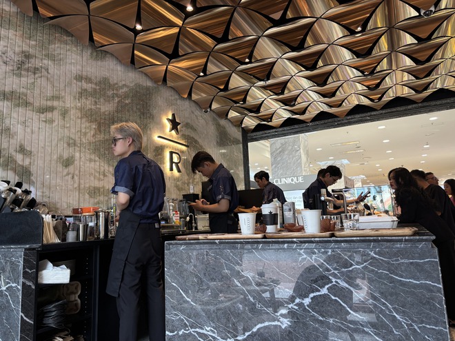 Cảnh tượng bất ngờ xảy ra trong ngày khai trương Starbucks mới sau khi từ bỏ mặt bằng cũ gần 1 tỷ/tháng- Ảnh 9.