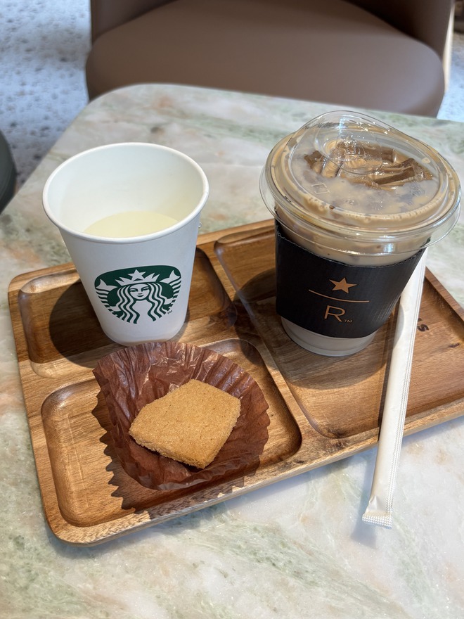 Cảnh tượng bất ngờ xảy ra trong ngày khai trương Starbucks mới sau khi từ bỏ mặt bằng cũ gần 1 tỷ/tháng- Ảnh 7.
