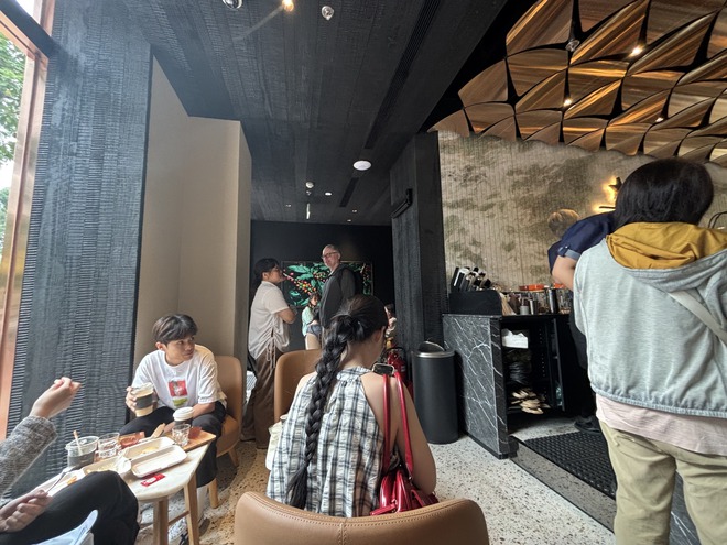 Cảnh tượng bất ngờ xảy ra trong ngày khai trương Starbucks mới sau khi từ bỏ mặt bằng cũ gần 1 tỷ/tháng- Ảnh 4.