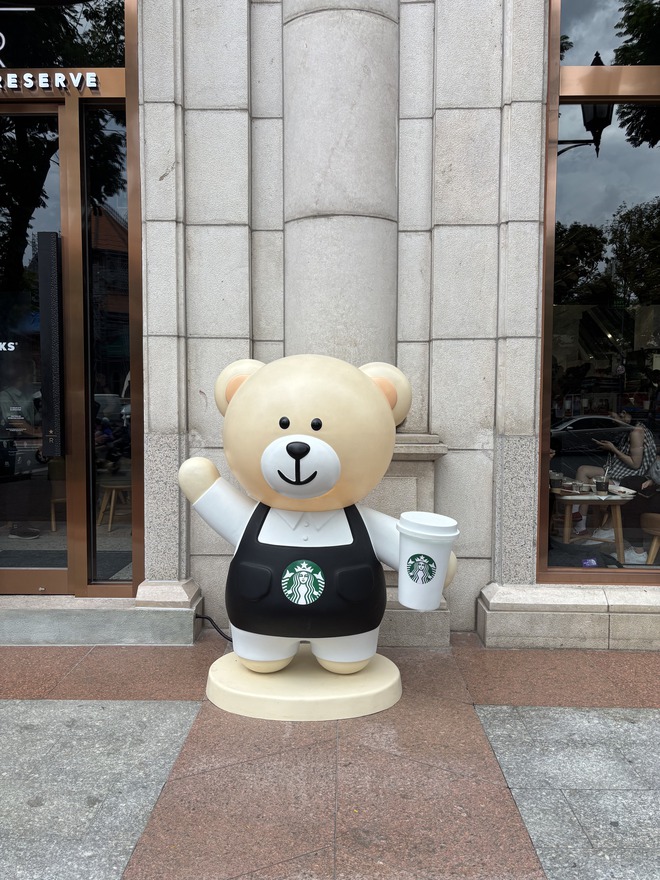 Cảnh tượng bất ngờ xảy ra trong ngày khai trương Starbucks mới sau khi từ bỏ mặt bằng cũ gần 1 tỷ/tháng- Ảnh 17.