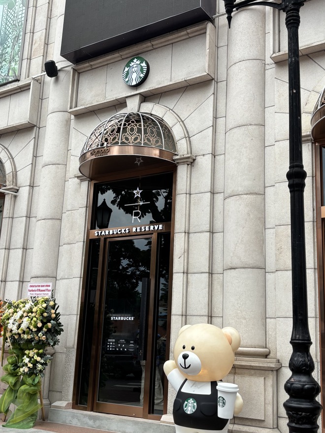 Cảnh tượng bất ngờ xảy ra trong ngày khai trương Starbucks mới sau khi từ bỏ mặt bằng cũ gần 1 tỷ/tháng- Ảnh 14.
