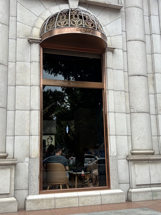 Cảnh tượng bất ngờ xảy ra trong ngày khai trương Starbucks mới sau khi từ bỏ mặt bằng cũ gần 1 tỷ/tháng- Ảnh 15.