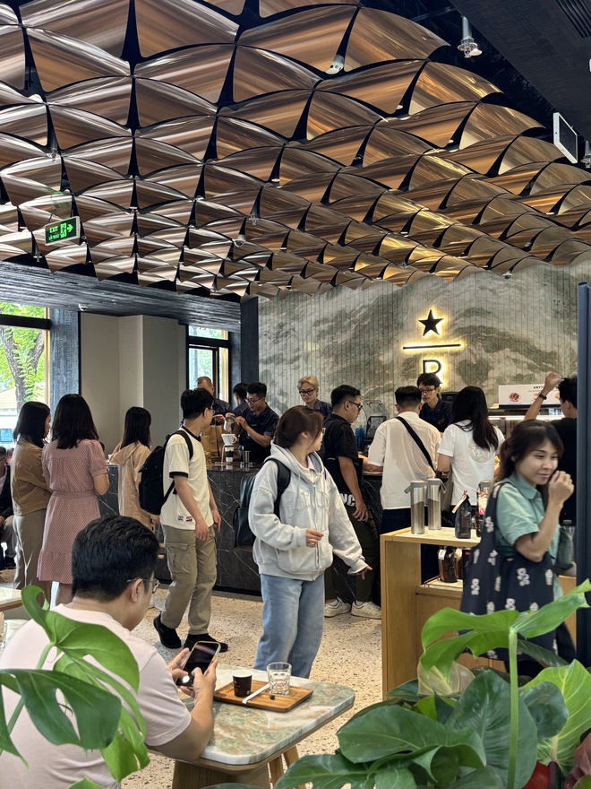 Cảnh tượng bất ngờ xảy ra trong ngày khai trương Starbucks mới sau khi từ bỏ mặt bằng cũ gần 1 tỷ/tháng- Ảnh 8.