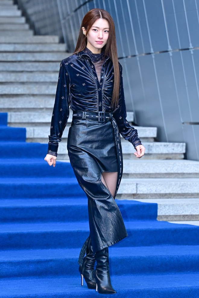 Ngã sấp mặt ở fashion week, gái xinh nay hoá 